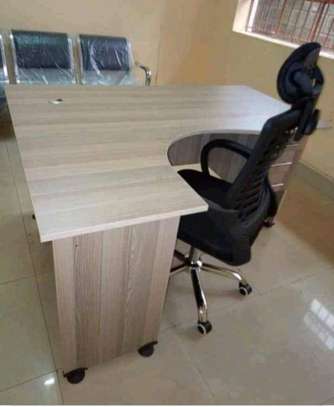 Office headrest chair with an L shape office table image 1