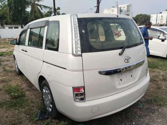 Toyota ISIS white on sale image 1