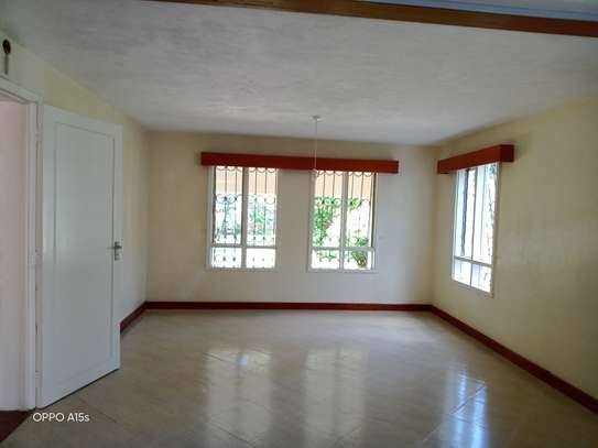 4 Bed House with En Suite in Lake View image 9