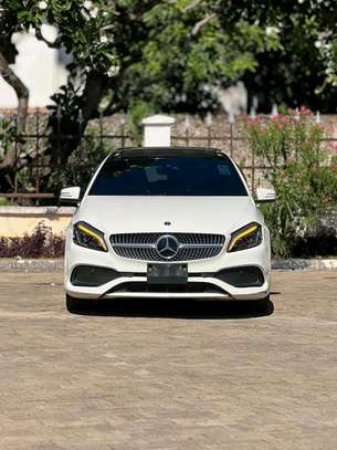 mercedes A180 amg line with panoramic sunroof image 4
