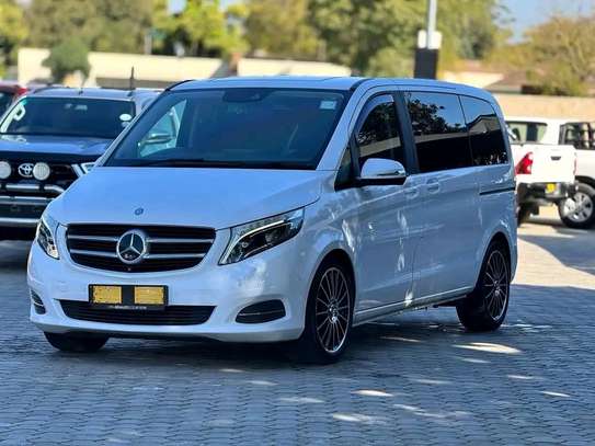 Mercedes benz v220d -7 seater luxury van image 4