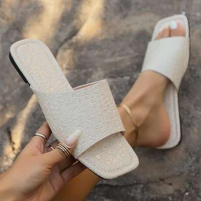 Low heeled ladies sandals image 3