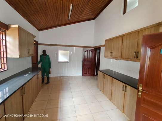 4 Bed House with En Suite at Lavington Green image 29