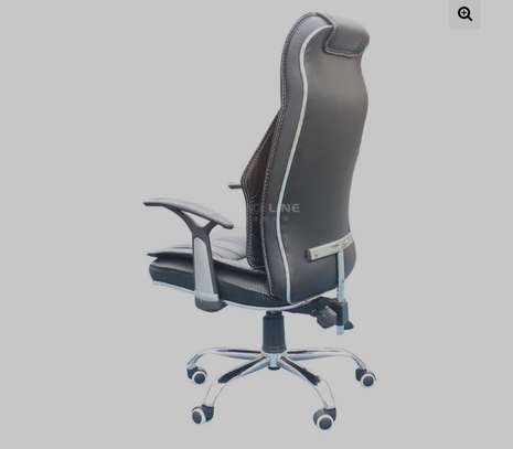 Spacious leather office chair image 1