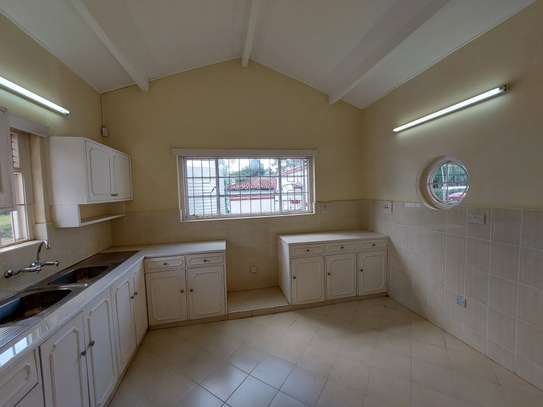 5 Bed House with En Suite at Rosslyn Road image 14