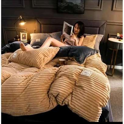 *???????6*6 velvet Duvet with 1 bed sheet and 2 pillow cases @ Ksh 4,900* image 1