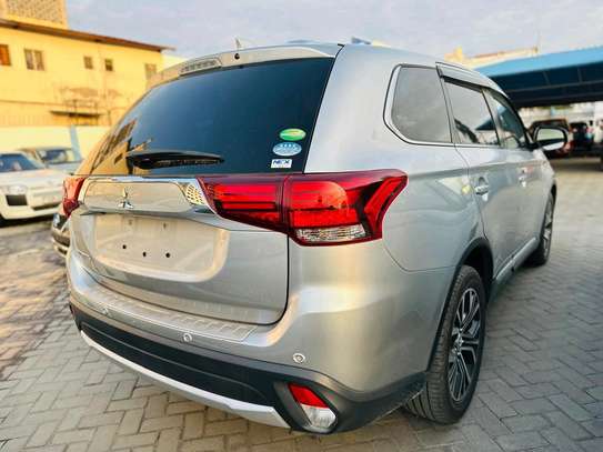 Mitsubish outlander 2018 image 2