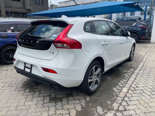 Volvo v40 white image 2