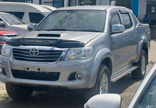 TOYOTA HILUX DOUBLE CABIN 2015 MODEL. image 3