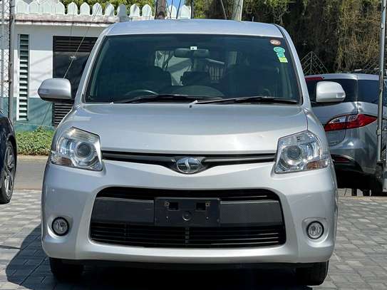 Toyota Sienta silver 2016 image 1