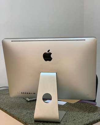 iMac 21 inch(2010) image 2