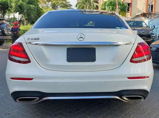 Mercedes benz  E250 image 3