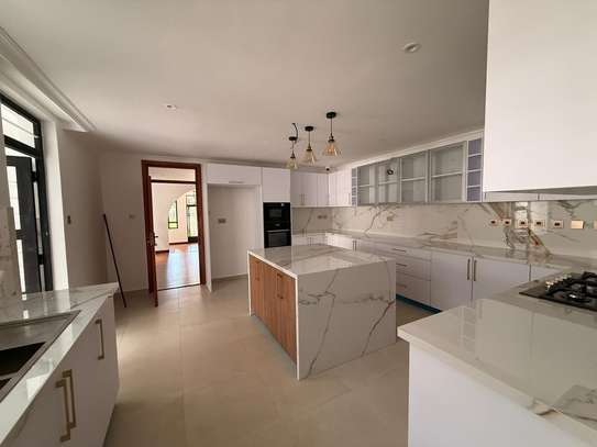 6 Bed House with En Suite in Runda image 10