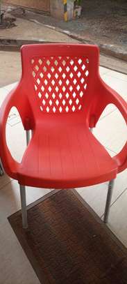 Plastic chair with metallic tubing legs. image 4
