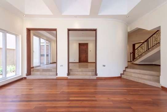 4 Bed House with Garden in Dennis Pritt image 7