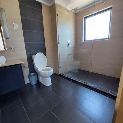 Serviced 2 Bed Apartment with En Suite at Brookside Drive image 12