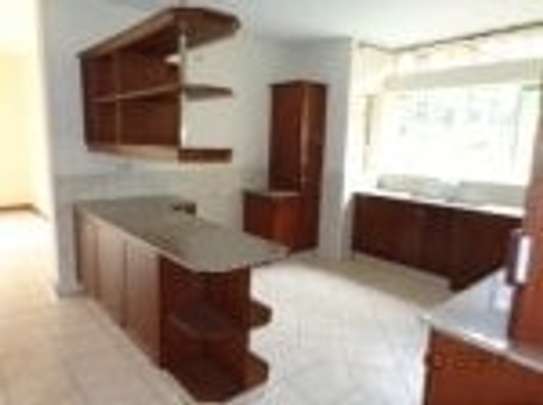 5 Bed Villa with En Suite in Rosslyn image 7