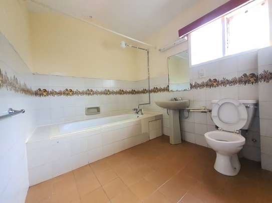 4 Bed House with En Suite at Lakeview image 15
