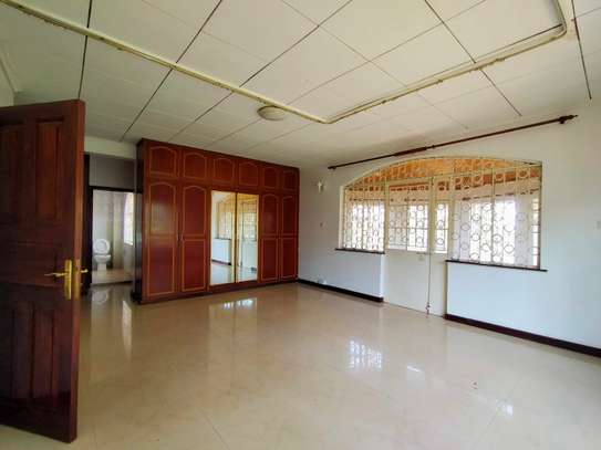 5 Bed House with En Suite in Thika Road image 14