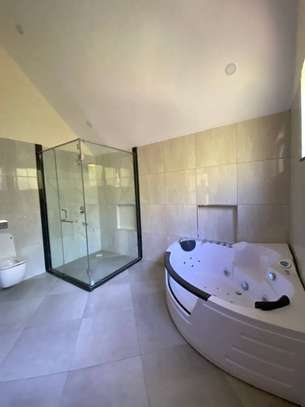 6 Bed Townhouse with En Suite in Lavington image 3