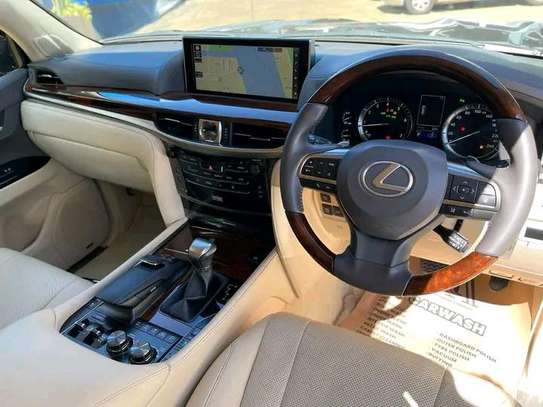 2016 Lexus LX 570 image 4