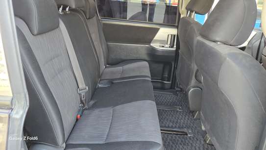 Toyota Voxy KCY image 4