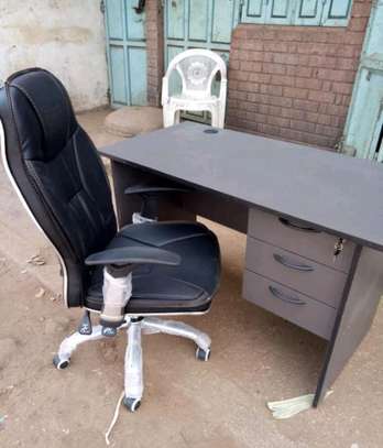 Office chair in leather plus a work table J image 1