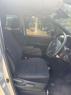 TOYOTA NOAH 2019MODEL 8 SEATER 2WD image 4