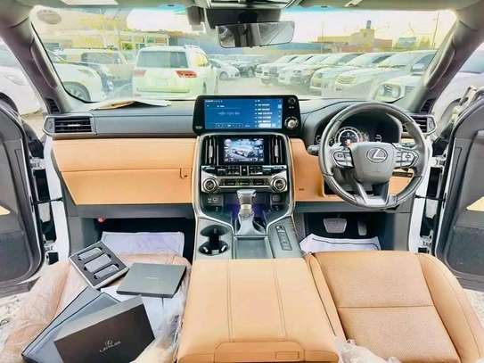 Lexus Lx600 2023 Sport image 3
