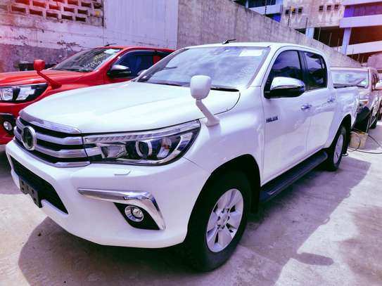 Toyota Hilux double cabin white 2017 diesel 4wd image 2