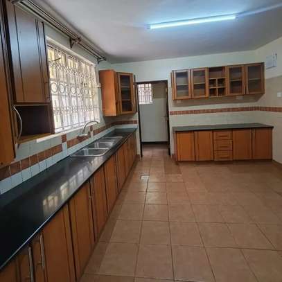 🏡 Elegant 4 Bedroom Villa To Let in Kileleshwa image 9