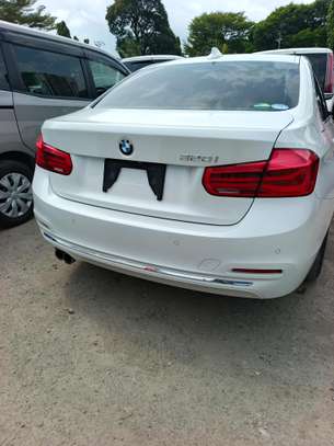 BMW 320i image 4
