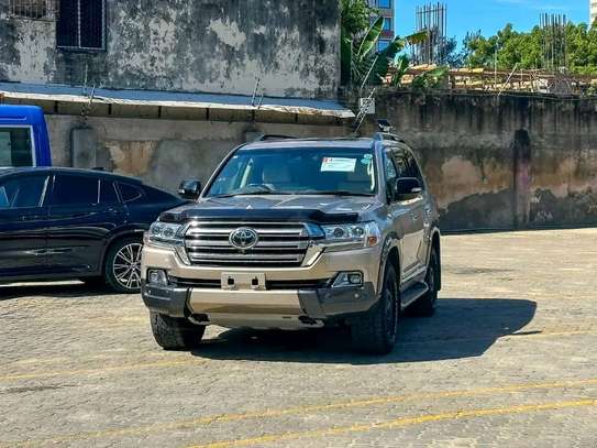 Toyota land Cruiser ZX V8 Gold 2019 image 3