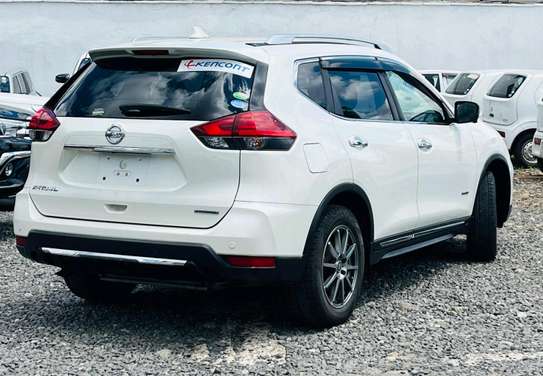 Nissan X Trail hybrid white color 2000cc petrol 2018 model. image 6