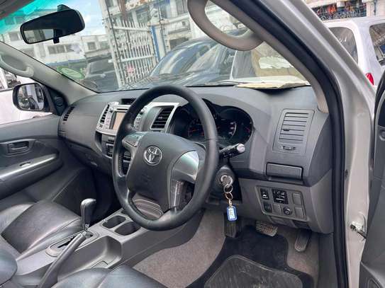 Toyota Hilux double cabin image 3