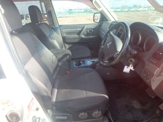 MITSUBISHI PAJERO image 2