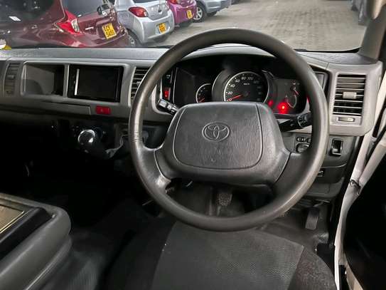Toyota Hiace 9L manual diesel 2014 image 2