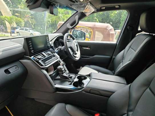 Toyota Land cruiser V8 AX 2023 image 4