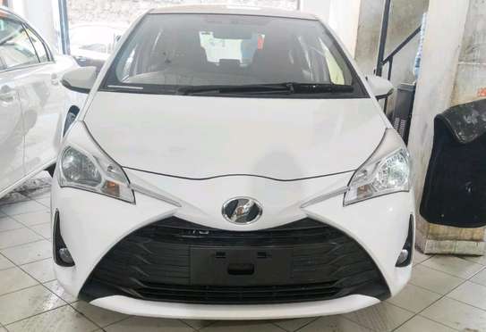 Toyota vitz pearl white image 1