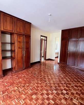 4-bedroom townhouse to let image 5