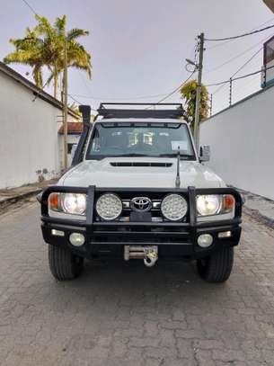 Toyota land cruiser V8 Double Pickup 2018 image 11