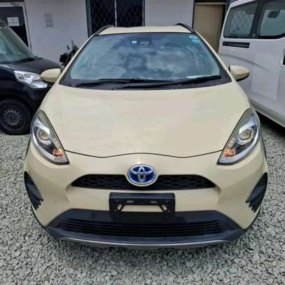 Toyota Aqua hybrid Cream 2018 2wd image 1
