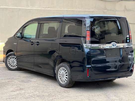Toyota Voxy  hybrid 2018 2wd image 4