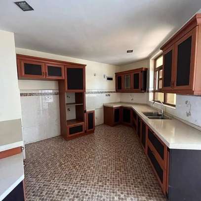 4 bedroom apartment all ensuite in kilimani with a Dsq image 9