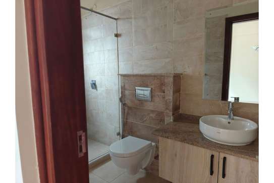 3 Bed Apartment with En Suite in Parklands image 6