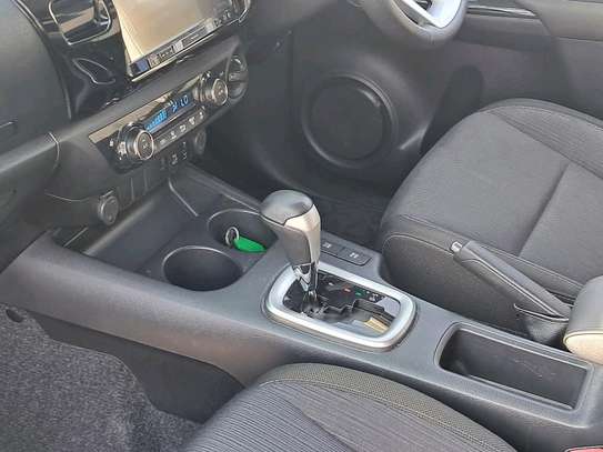 Toyota land Cruiser ZX V8 white 2018 image 6