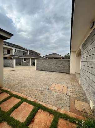 5 Bedroom Townhouse To Le image 9