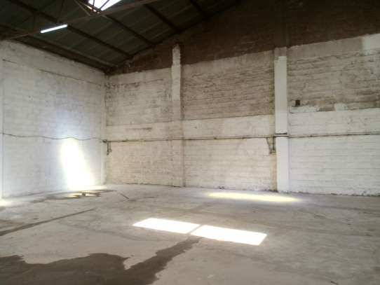 16,000 ft² Warehouse with Parking in Industrial Area image 2