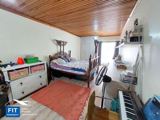 4 Bed House with En Suite in Brookside image 5