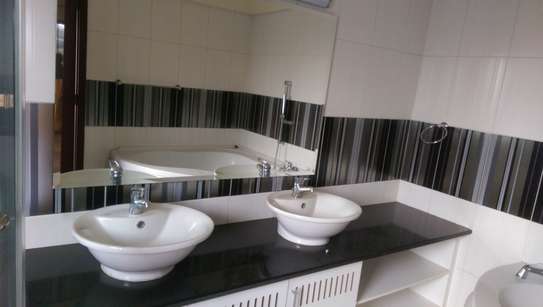 4 Bed Apartment with En Suite in Brookside image 26